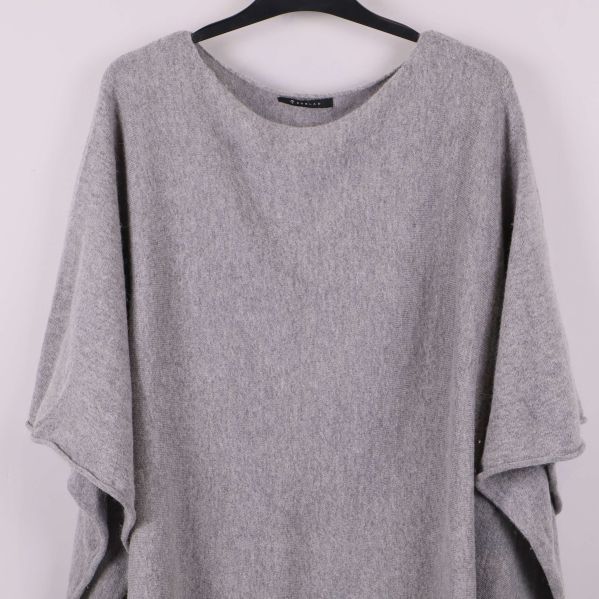 Närbild på ponchons runda hals och axel