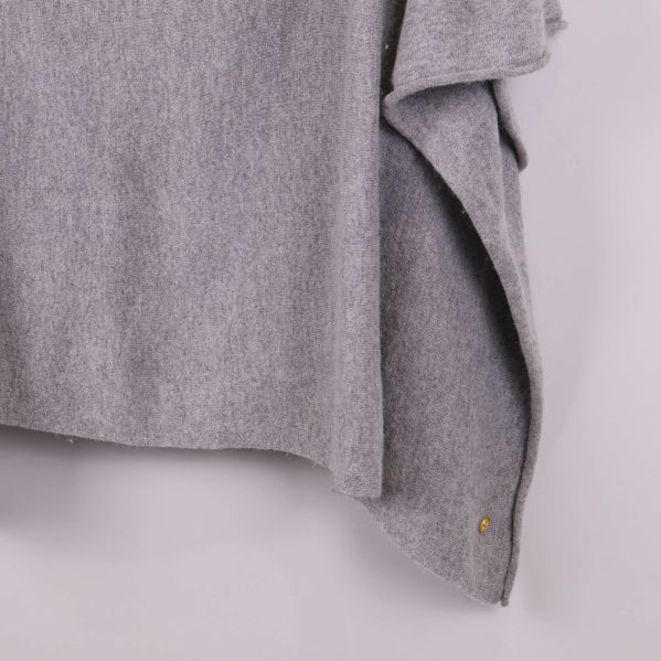 Detalj på ponchons nederkant och lösa tygflikar