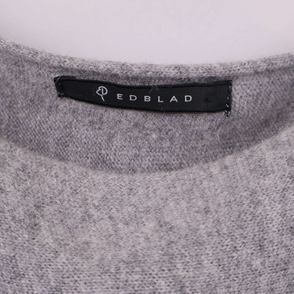 Närbild på Edblad-logotyp vid halsringningen
