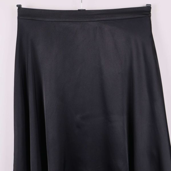 Närbild på kjolens övre del och sömmar