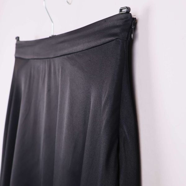 Närbild på kjolens släta midja och tyg