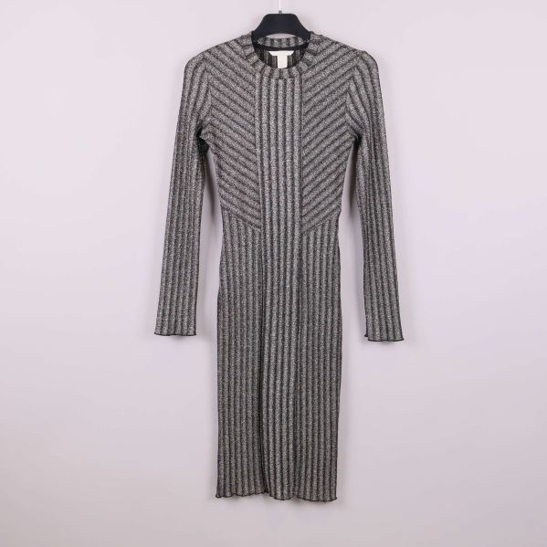 Glittrig långärmad stickad klänning i silver och svart, helbild framifrån