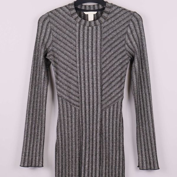 Närbild av överdelen på ribbstickad klänning i silver