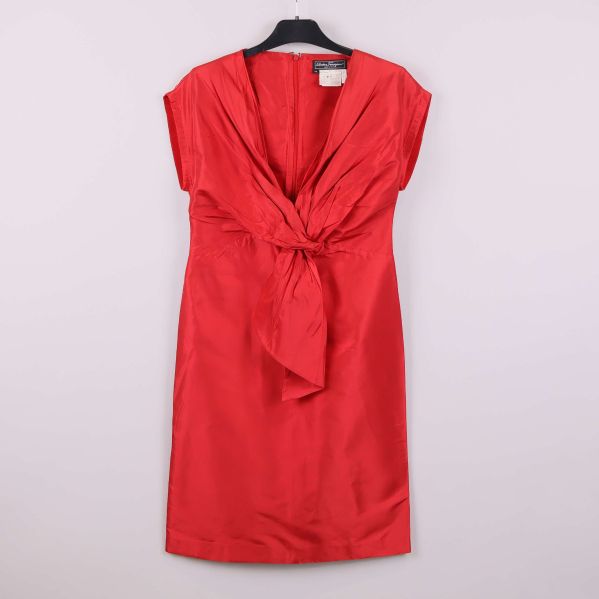 Röd klänning med knytdetalj framifrån 