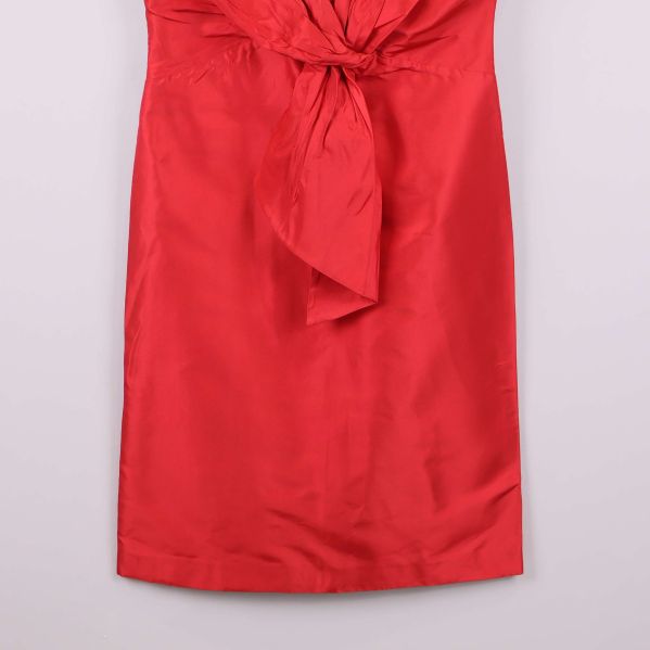 Nederdelen av röd klänning med slät fåll