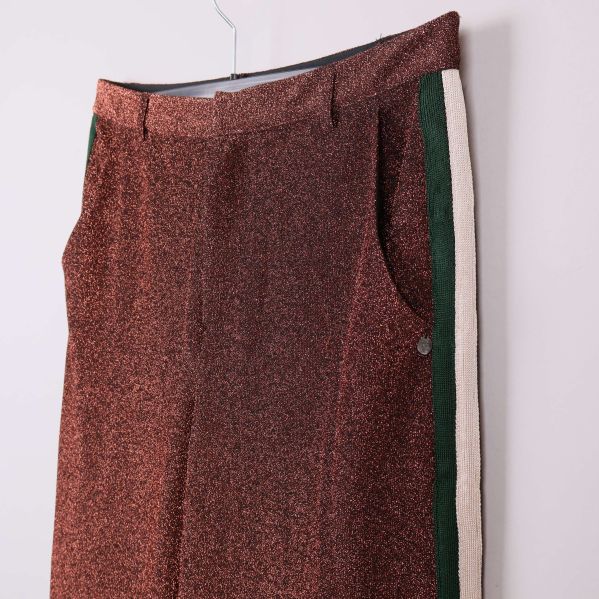 Närbild på ficka och sidorand i grönt och vitt