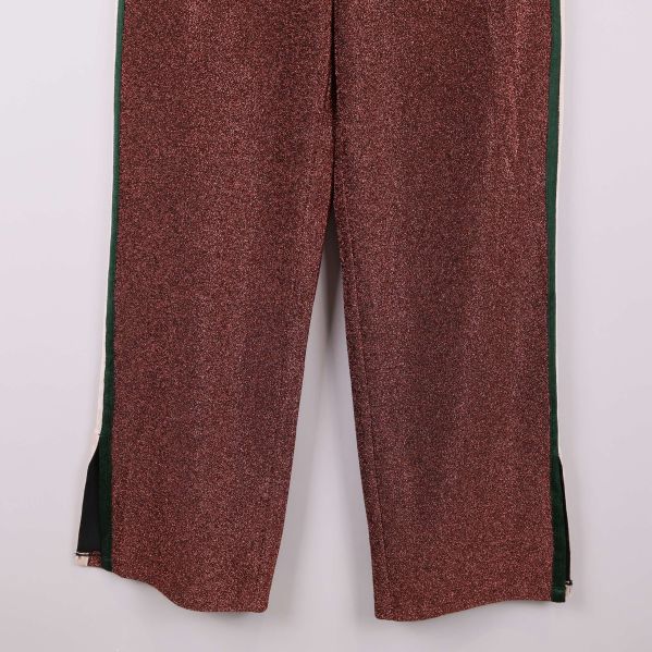 Nedre delen av glittriga byxor med slits