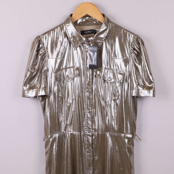 Närbild av skjortklänningens överdel och axelparti