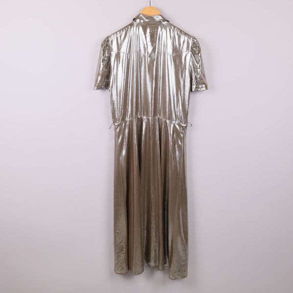 Skjortklänningens baksida i metalliclook visas tydligt