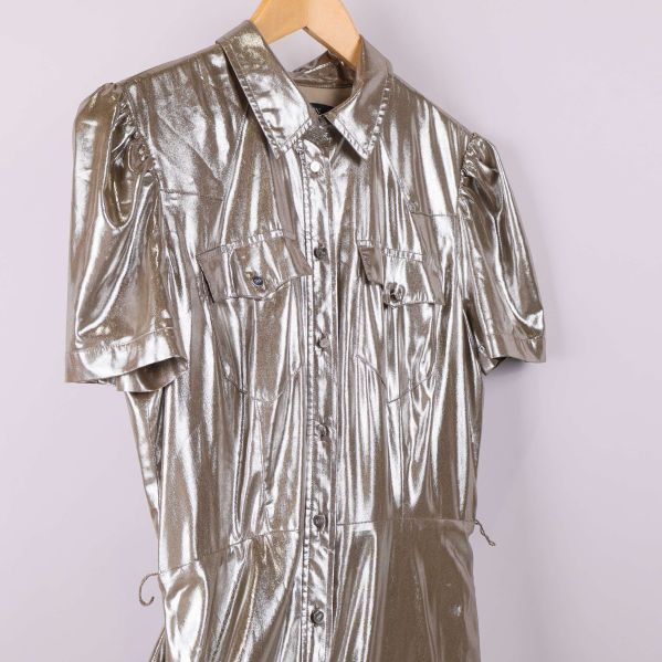 Detaljerad vy av skjortklänningens överdel och knappar