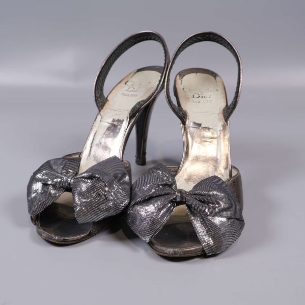 Slingbacks med hög klack och dekorativa rosetter framifrån