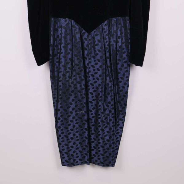 Närbild av kjolens blå och svarta prickmönster