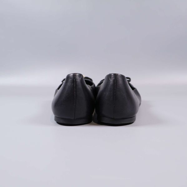 Baksidan av ett par svarta ballerinaskor