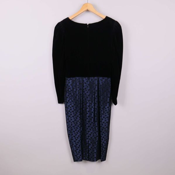 Klänning i svart sammet och blått mönster bakifrån