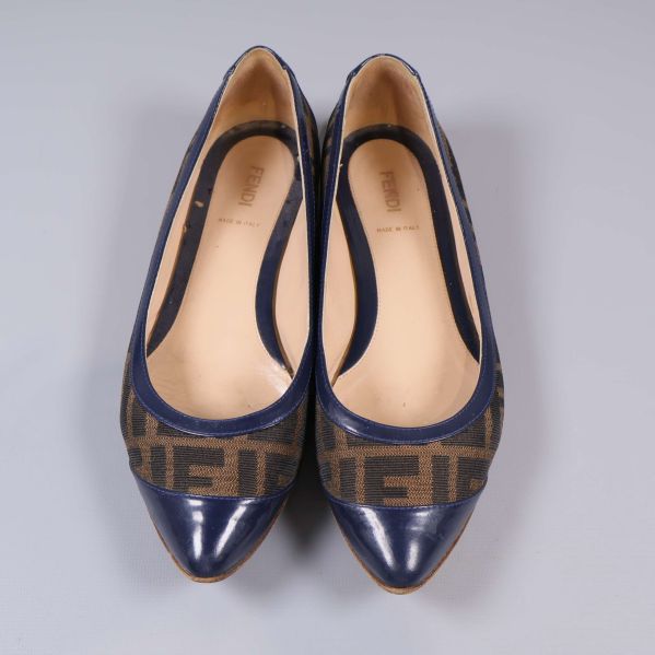 Ballerinaskor ovanifrån med tydligt Fendi-mönster