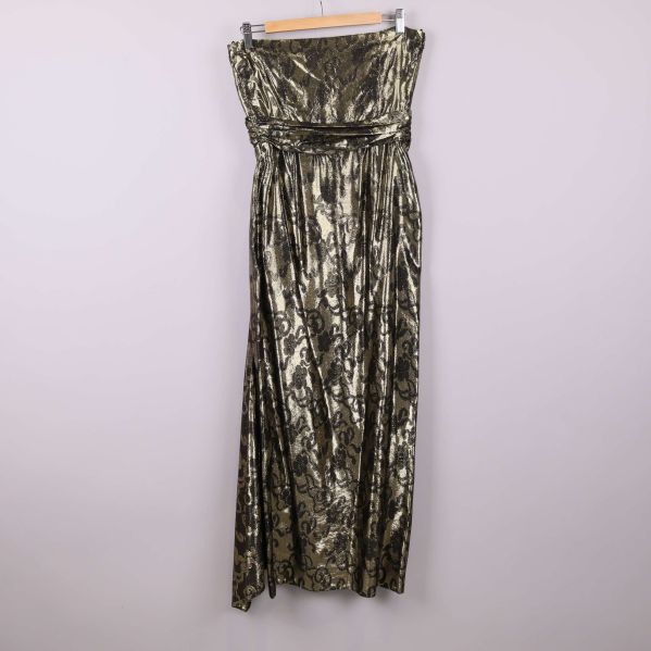 Maxiklänningen visas bakifrån 