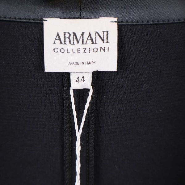 Närbild på Armani Collezioni-märkesetikett och storlek 44