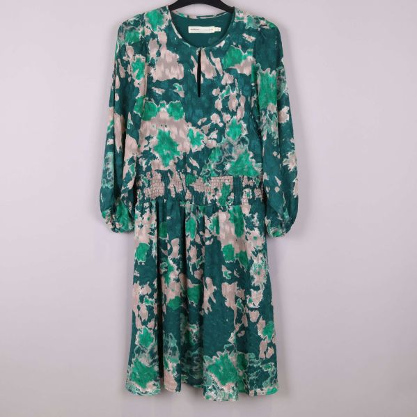 Framsida av mönstrad klänning