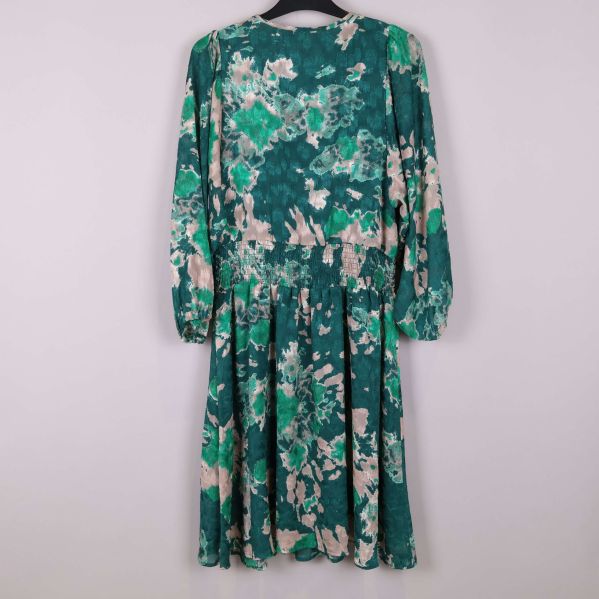 Baksida av mönstrad klänning