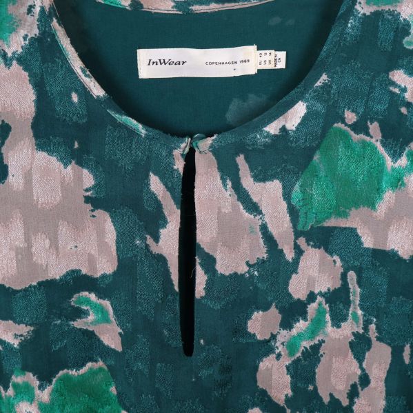 Halsringning på klänning