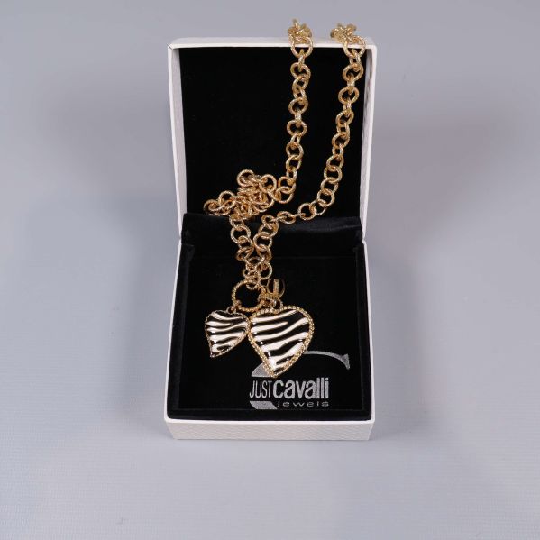 Halsband i ask och två hjärthängen i fokus