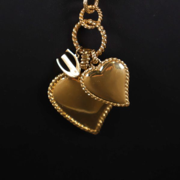 Baksida av hjärtberlocker i blank guldton