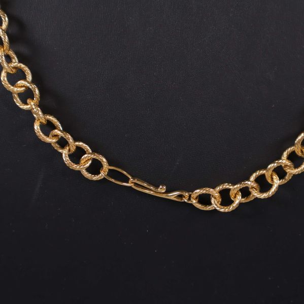 Kedjans länkar och stängningsmekanism i guldfärg