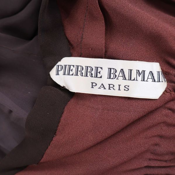 Närbild på etikett med texten Pierre Balmain Paris