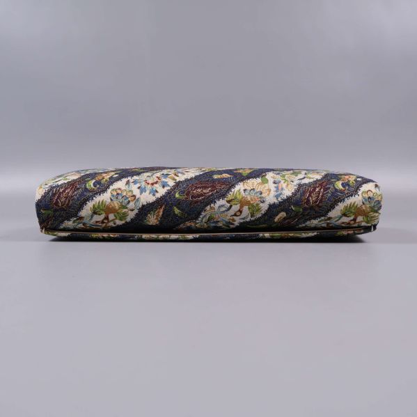 Clutch sett underifrån med paisleymönster