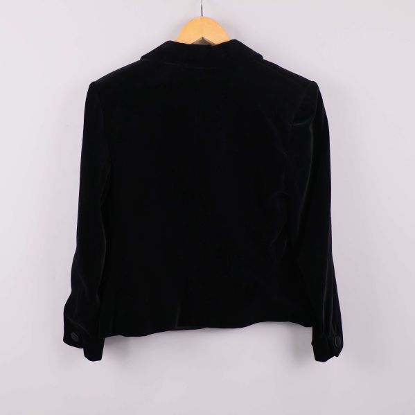 Svart kavaj fotograferad bakifrån