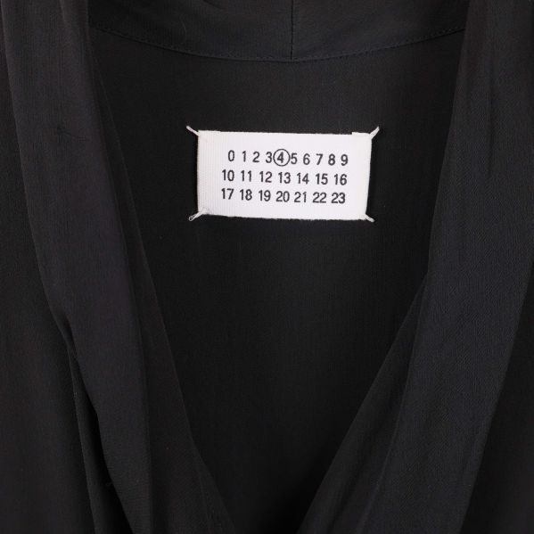 Närbild på logo etikett 