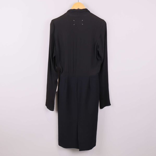 Baksidan av svart långärmad klänning