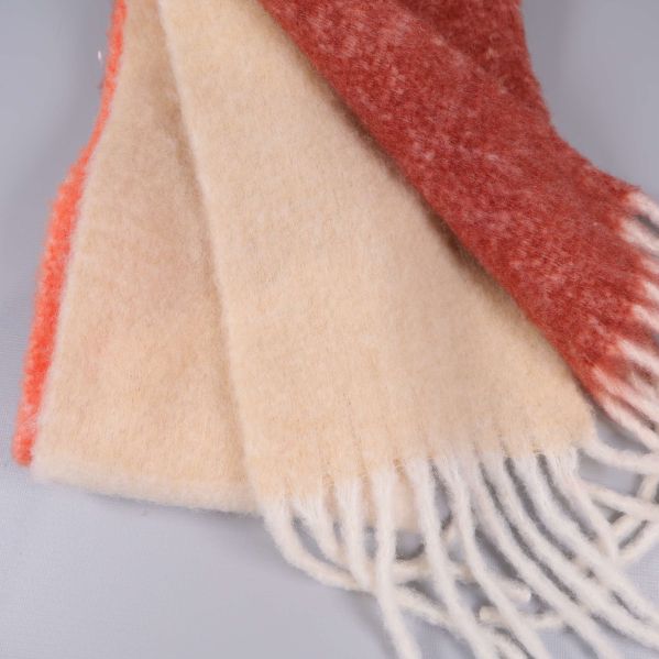 Närbild på halsdukens mjuka material och färgskiftningar