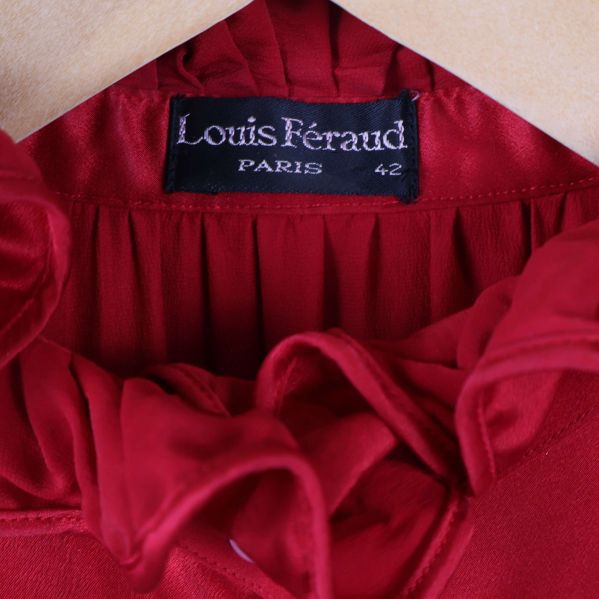 Närbild på Louis Féraud-etikett i kragen