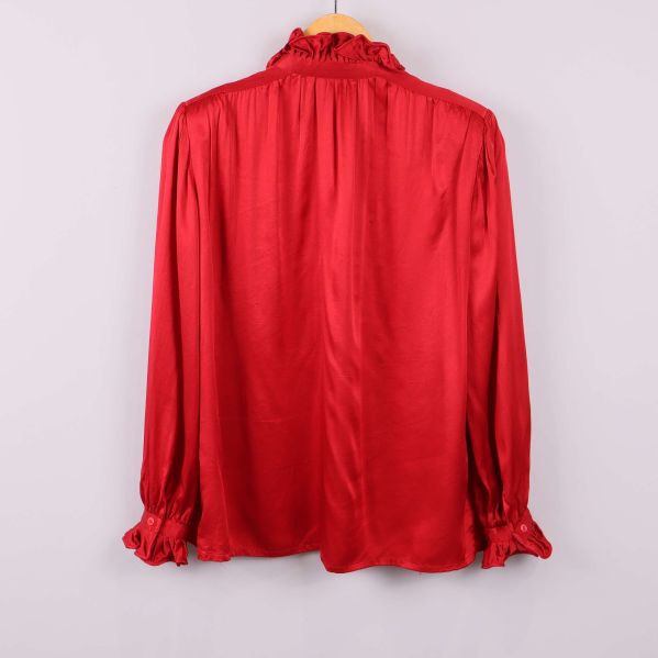 Röd blus i siden sedd bakifrån