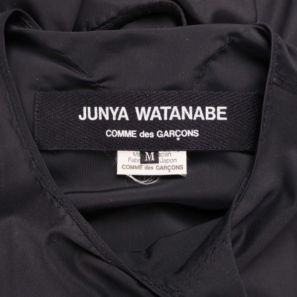 Närbild på etikett Junya Watanabe Comme des Garçons
