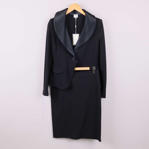 Svart kavaj och pennkjol upphängda tillsammans