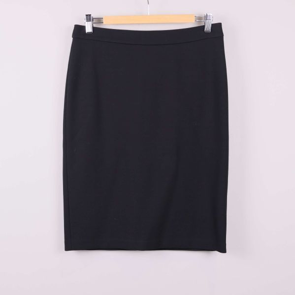 Svart pennkjol framifrån 