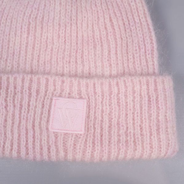 Närbild på logotypen på mössans framkant