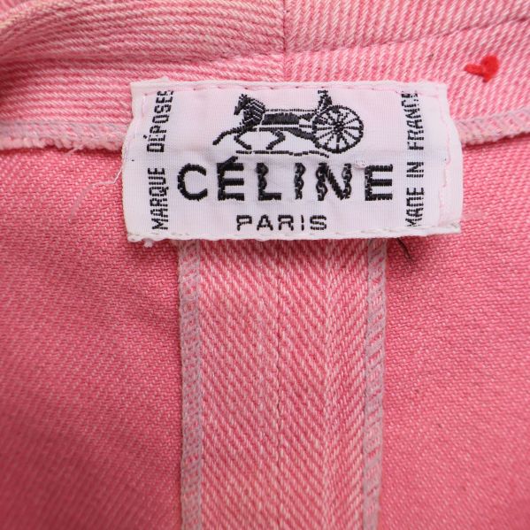 Närbild på CÉLINE Paris etikett