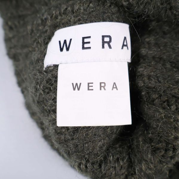 Vitt märke med WERA logotyp på mössans insida