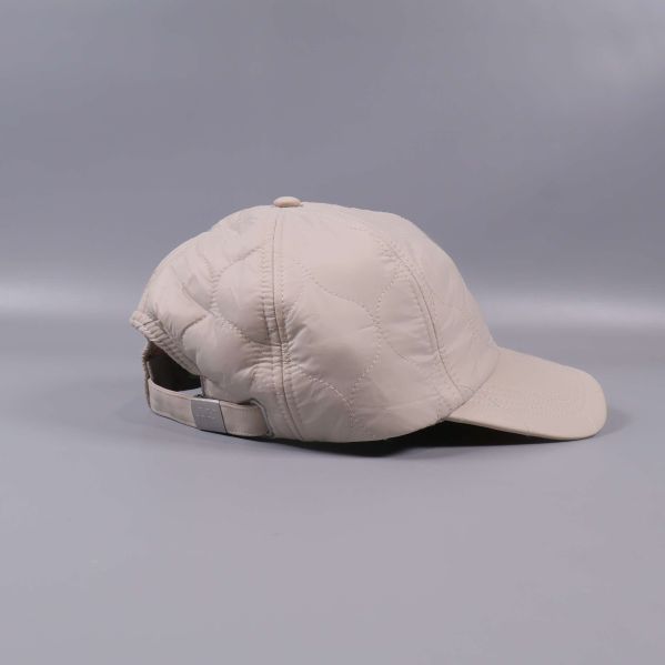 Beige quiltad keps i höger sidovy med böjd skärm