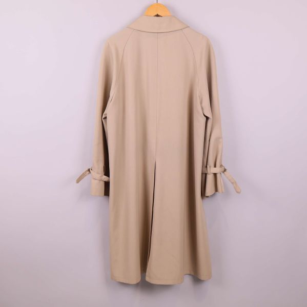 Baksida av beige trenchcoat