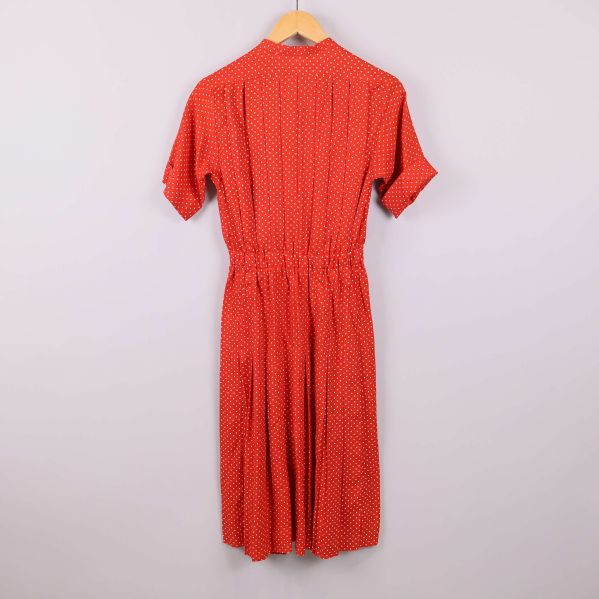 Röd klänning med vita prickar bakifrån