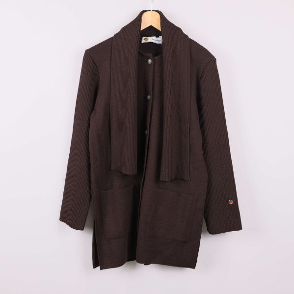 Brun stickad kofta med fickor och avtagbar scarf