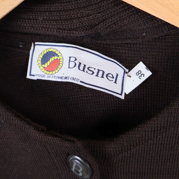 Busnel-logo och storleksmärke 38 i kappans krage