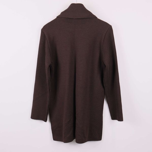 Baksidan av brun stickad kofta