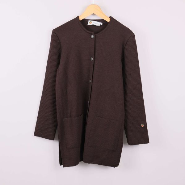 Brun kappa med öppna knappar framtill