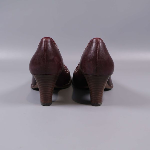 Pumps bakifrån visar rundad häl och klack