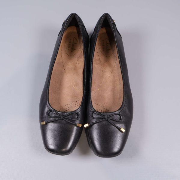 Svarta ballerinaskor uppifrån visar innersulan och design